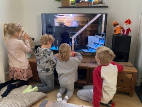 Kinderen die een Sinterklaas film kijken