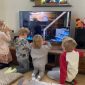 Kinderen die een Sinterklaas film kijken